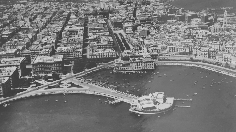 Vista aerea della città di Bari nel 1952