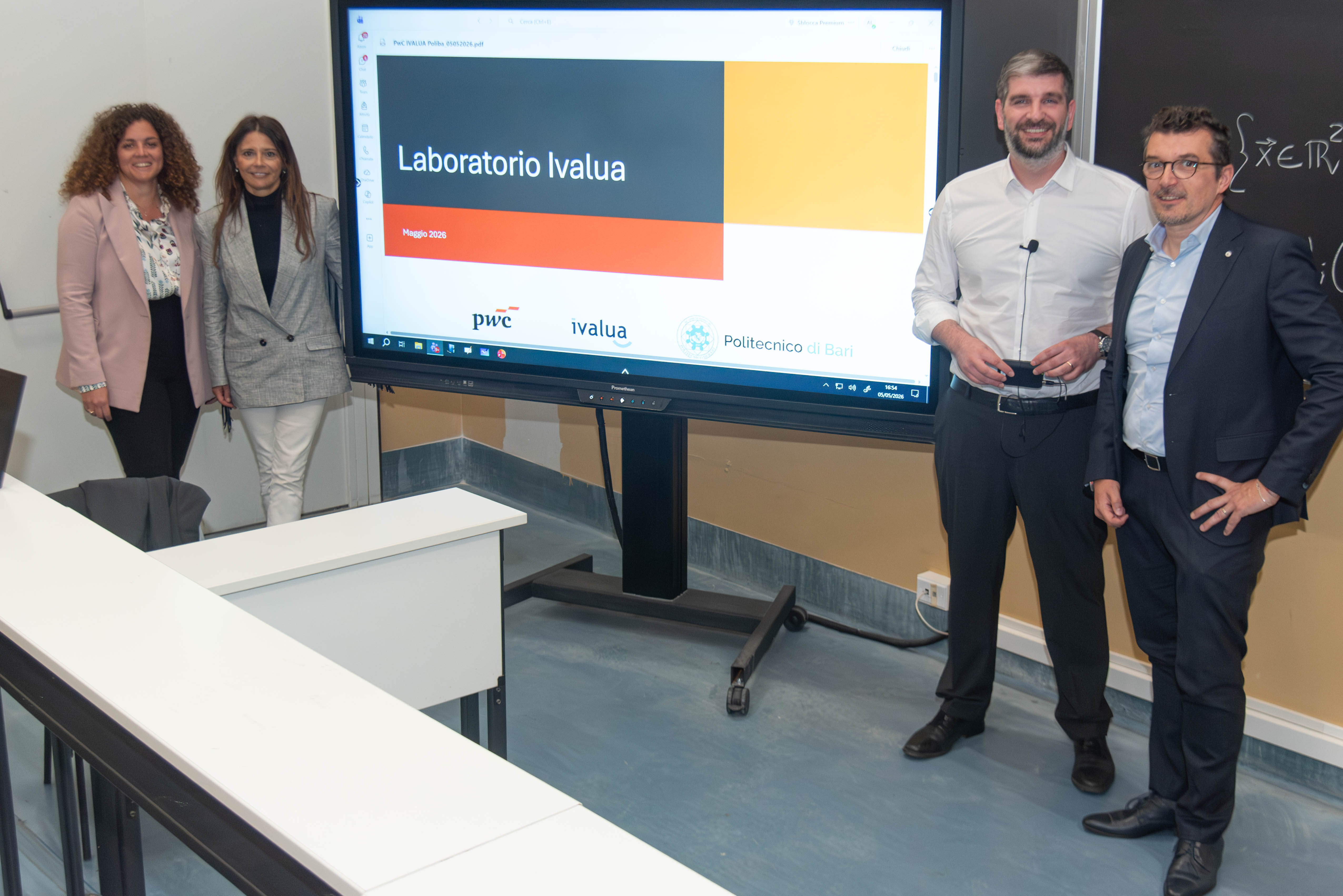 foto di gruppo con la prof.ssa Ilaria Giannoccaro, seconda da sx