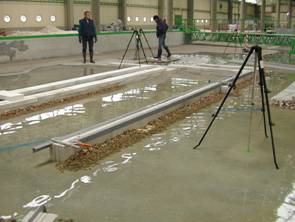 Particolare dei moli assorbenti con scogliere