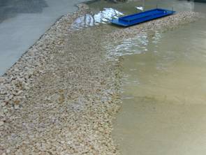 Particolare della scogliera a protezione del lungomare con variazione della tipologia dei massi utilizzati